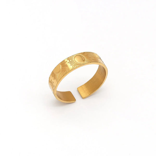 Pineapple Island Mãmã Celestial Sun Adjustable Ring - Gold