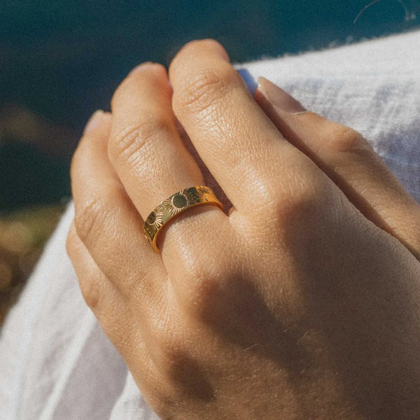 Pineapple Island Mãmã Celestial Sun Adjustable Ring - Gold